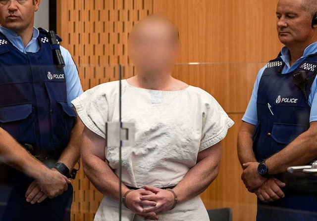 Der australische Attentter steht mit ... vor einer Anhrung im Bezirksgericht.  | Foto: dpa