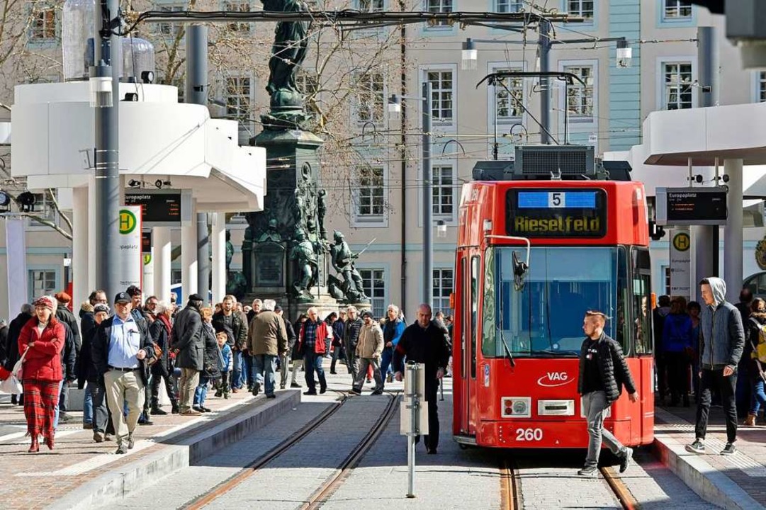 Am Europlatz wird jetzt ein- und ausgestiegen.  | Foto: Michael Bamberger