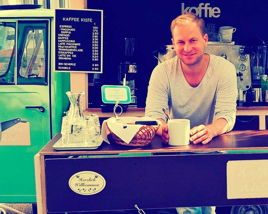 Peter Flügler in seiner mobilen Cafébar, der Kaffee-Kiste  | Foto: Privat