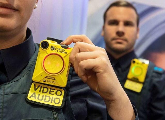 Zwei Polizisten mit Bodycams  | Foto: dpa