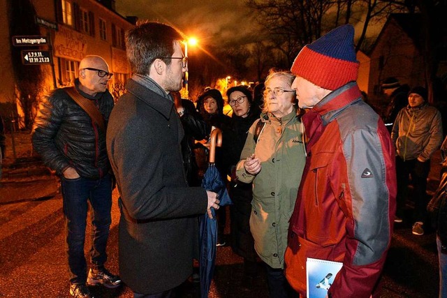 Auch vor Ort diskutierte Oberbrgermei...rtin Horn (mit Schirm) mit Anwohnern.   | Foto: Thomas Kunz