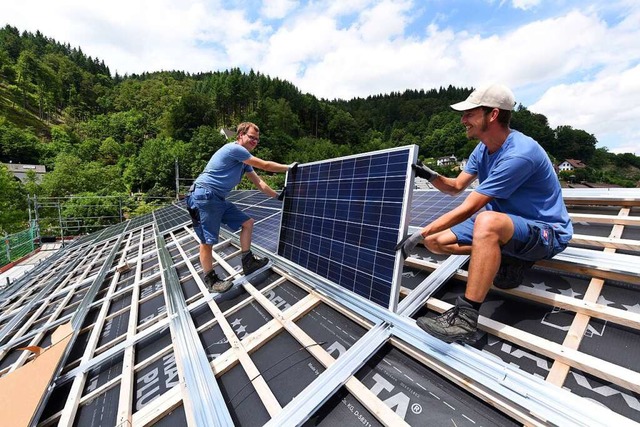 Mit einer eigenen Photovoltaikanlage s...n Geld und tut der Umwelt etwas Gutes.  | Foto: Juri Junkov fr Energiedienst