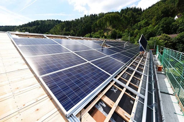 Mit einer eigenen Photovoltaikanlage s...n Geld und tut der Umwelt etwas Gutes.  | Foto: Juri Junkov fr Energiedienst AG