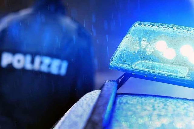 Steinen: Auto berschlgt sich - zwei Insassen verletzt