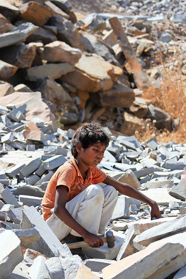 Ein kleiner Junge sitzt auf einem Haufen Steine. Aufgenommen in Indien. | Foto: dpa Ein kleiner Junge sitzt auf einem Haufen Steine. Aufgenommen in Indien. | Foto: dpa