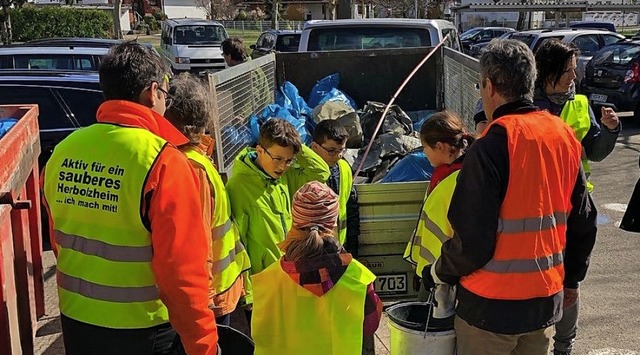 Alle Altersgruppen waren bei der Aktion fr ein sauberes Herbolzheim vertreten.   | Foto: Werner Schnabl