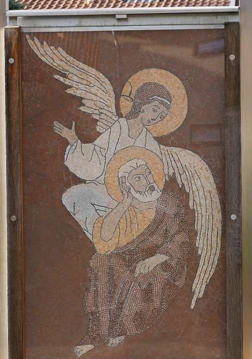 Ein Mosaikbild vor der Josefskirche in...igt, wie Josef ein  Engel   erscheint.  | Foto: Manfred Frietsch
