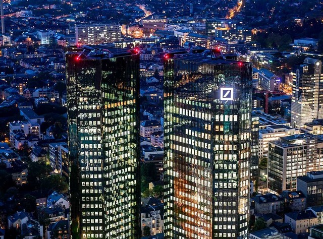 Bald zusammen? Deutsche Bank ...  | Foto: Frank Rumpenhorst