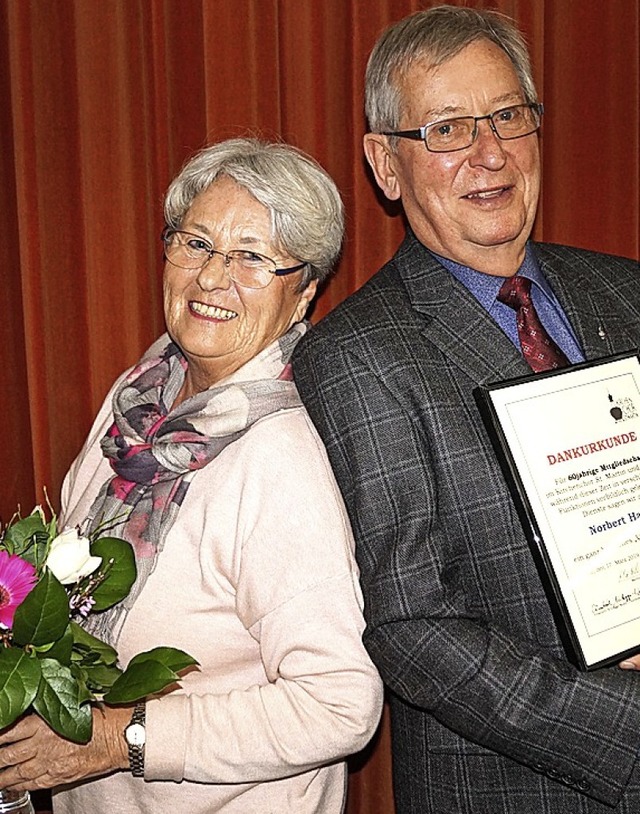 Die Ehrenmitglieder Gisela Eich und Norbert Hauf wurden vom Kirchenchor geehrt.   | Foto: Sara Ghring