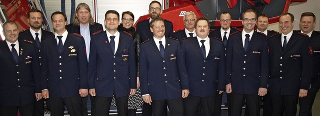 Die Feuerwehrabteilung Lrrach mit Gee...ten und Vertretern der Stadtverwaltung  | Foto: Paul Schleer