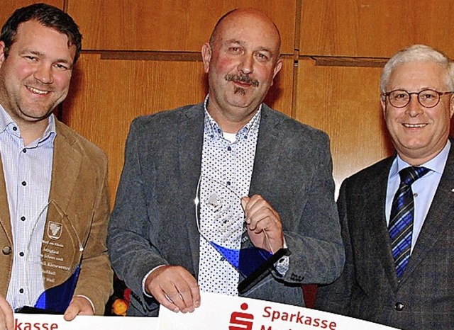 Dominik Kieswetter (von links), Remo Schamberger mit OB Dietz  | Foto: Norbert Sedlak