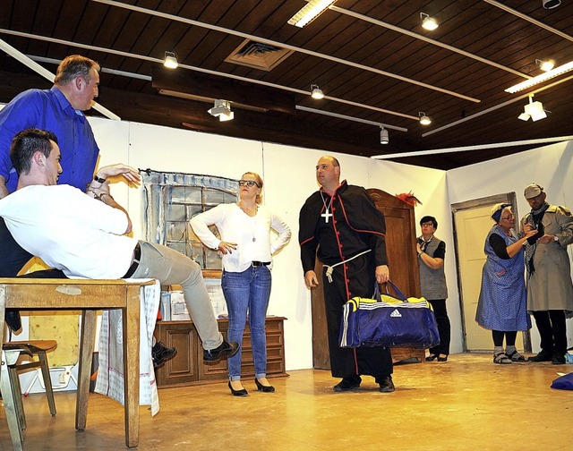 Turbulent und heiter ging es zu beim T...blem&#8220;. Hier das ganze Ensemble.   | Foto: Silke Hartenstein