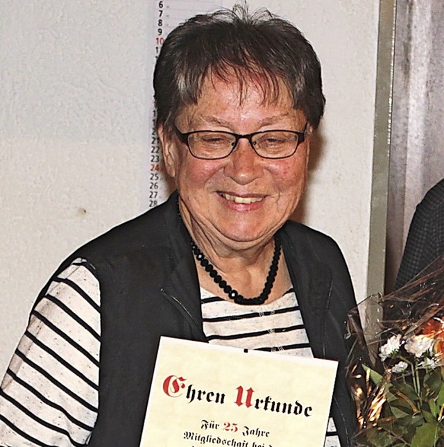 Helga Grether wird zum 1. April die Le...r 25 Jahre AWO-Mitgliedschaft geehrt.  | Foto: Heiner Fabry