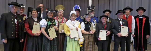 Zahlreiche Mitglieder wurden mit goldenen Ehrennadeln ausgezeichnet.   | Foto: Christine Ehlenbrker