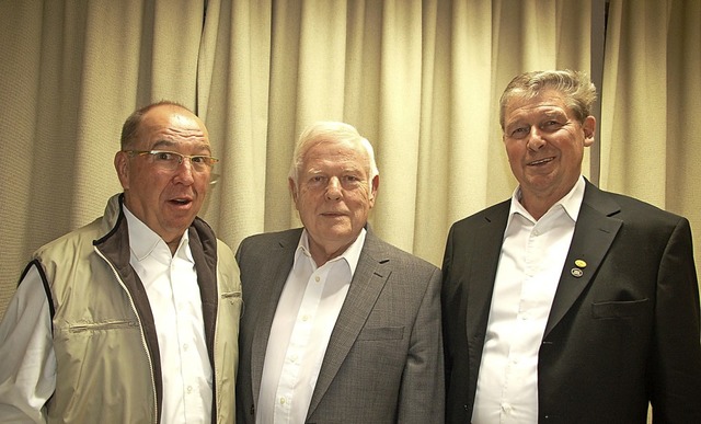 Horst Rther (Mitte) steht knftig Kur...Maier ist seit 44 Jahren Vereinswirt.   | Foto: Petra Wunderle