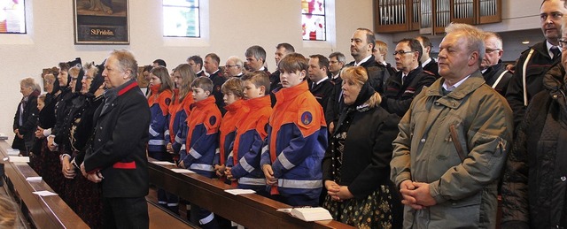 Auch Mitglieder mehrerer Vereine nahme...nium in der St. Fridolin-Kirche teil.   | Foto: Cornelia Liebwein