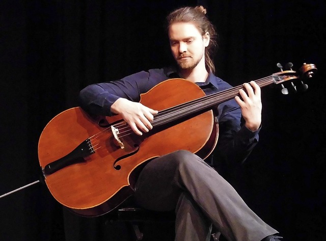 Veit Steinmann verwandelt sein Cello a...l kurzerhand in eine Rhythmusgitarre.   | Foto: Dierk Knechtel