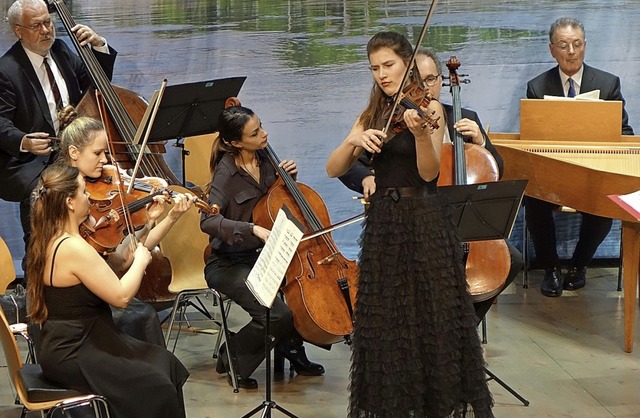 Solistin Milena Wilke und das Kurpflz...im beim Meisterkonzert in Rheinfelden   | Foto: Roswitha Frey