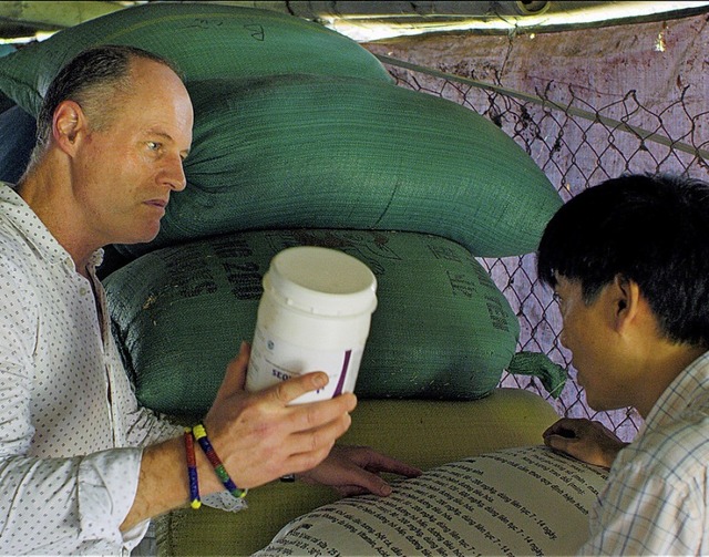 Der britische Professor fr Medizinisc...alsh (links) nimmt Proben in Vietnam.   | Foto: ZDF