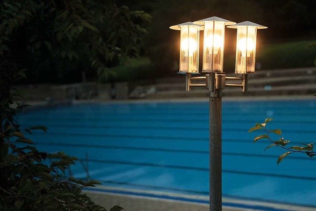 Wie lange das Freibad abends geffnet ... wird von Brgern wieder thematisiert.  | Foto: Jannik Mirkai