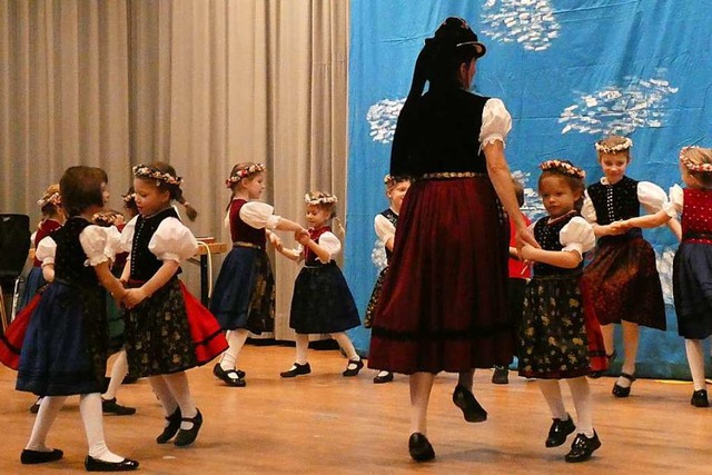 Wehende Rcke zeigte die Pfiffikus-Tanzgruppe der Akkordeon-Trachtengruppe.  | Foto: Erik Kunz