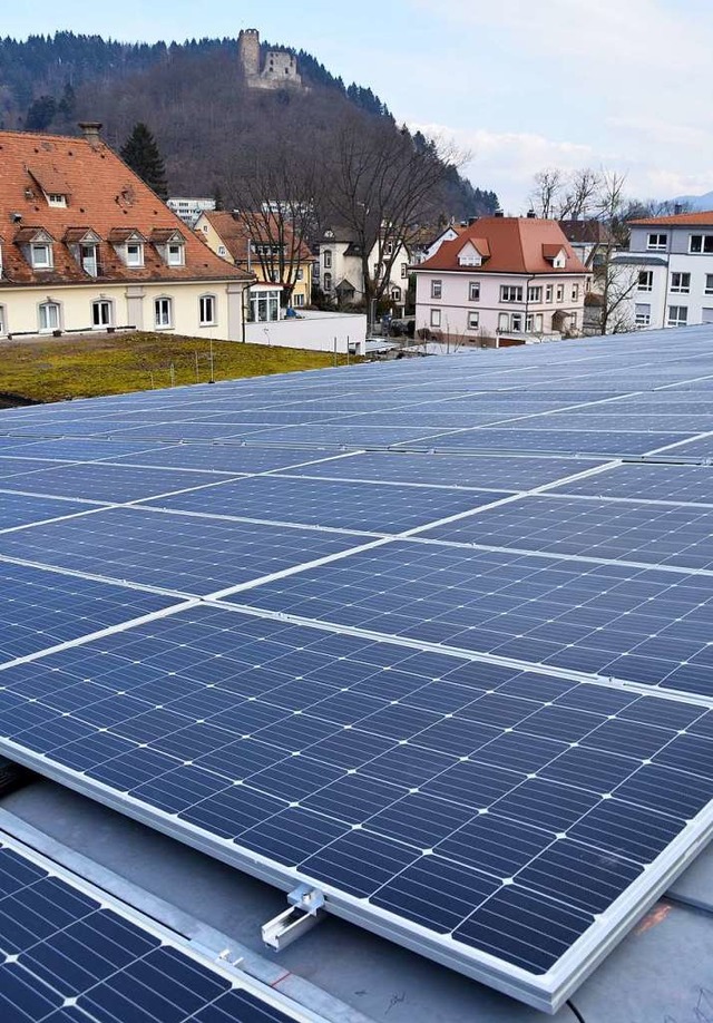 Neue PV-Anlage der Stadtwerke Waldkirc...le Waldkirch mit leichten GFK-Modulen.  | Foto: SWW