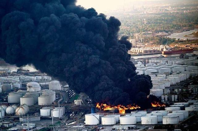 Nach ber zwei Tagen: Chemiewerk brennt noch immer