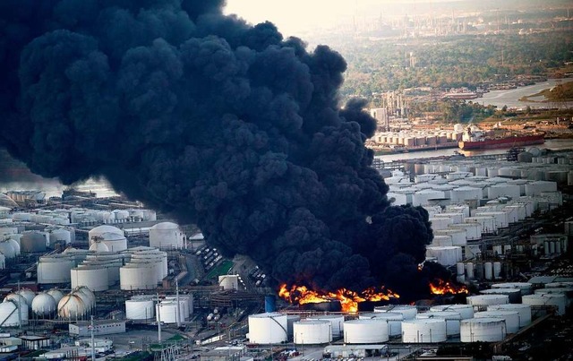 Das Chemiewerk in Houston brennt noch ...is der Brand vollstndig gelscht sei.  | Foto: dpa