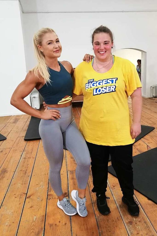 Alina Kemp (rechts) mit  Fitnesstraine...nntag um 17.45 Uhr im Fernsehen luft.  | Foto:  privat