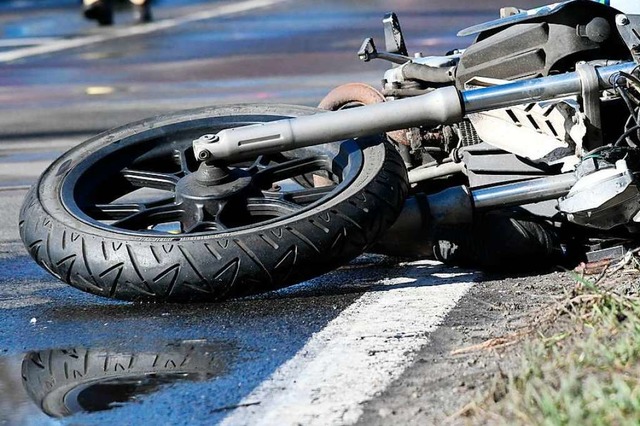 Ein Motorradfahrer wurde bei einem Unf... Lrrach leicht verletzt (Symbolbild).  | Foto: dpa
