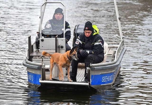 Schon am Montag wurde mit Hunden nach ...uche auf dem Wolziger See fortgesetzt.  | Foto: dpa