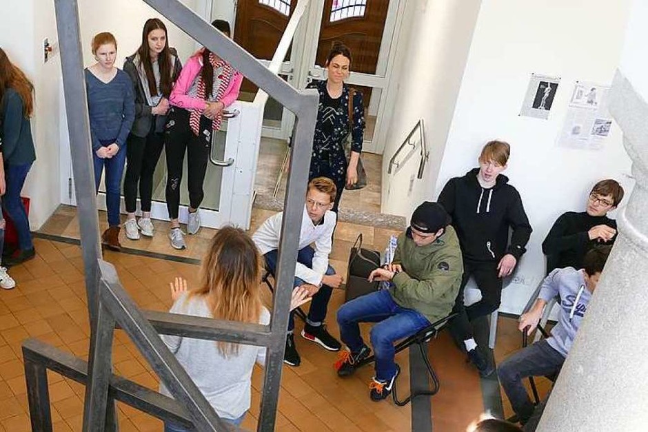 Ankommen im Foyer des Museums: Beate Reutter von den Städtischen Museen begrüßt die Klasse. (Foto: Stephanie Streif) Ankommen im Foyer des Museums: Beate Reutter von den Städtischen Museen begrüßt die Klasse. (Foto: Stephanie Streif)