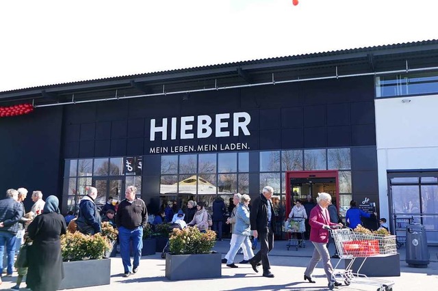 Das Angebot im neuen Hieber-Markt nutzen gleich zahlreiche Kunden.  | Foto: Susanne Ehmann