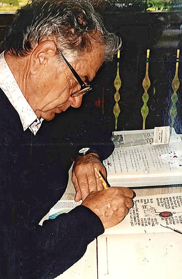 Ehrenchronist Edmund Schenk bei der Arbeit.  | Foto: Repros: Wilfried Dieckmann