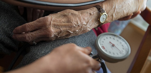 Fr die Versorgung von immer mehr Hoch...werden Pflegekrfte dringend gesucht.   | Foto: DPA