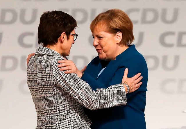 Ob sie Freundinnen sind, knnen sie nu... Kramp-Karrenbauer zum Parteivorsitz.   | Foto: DPA