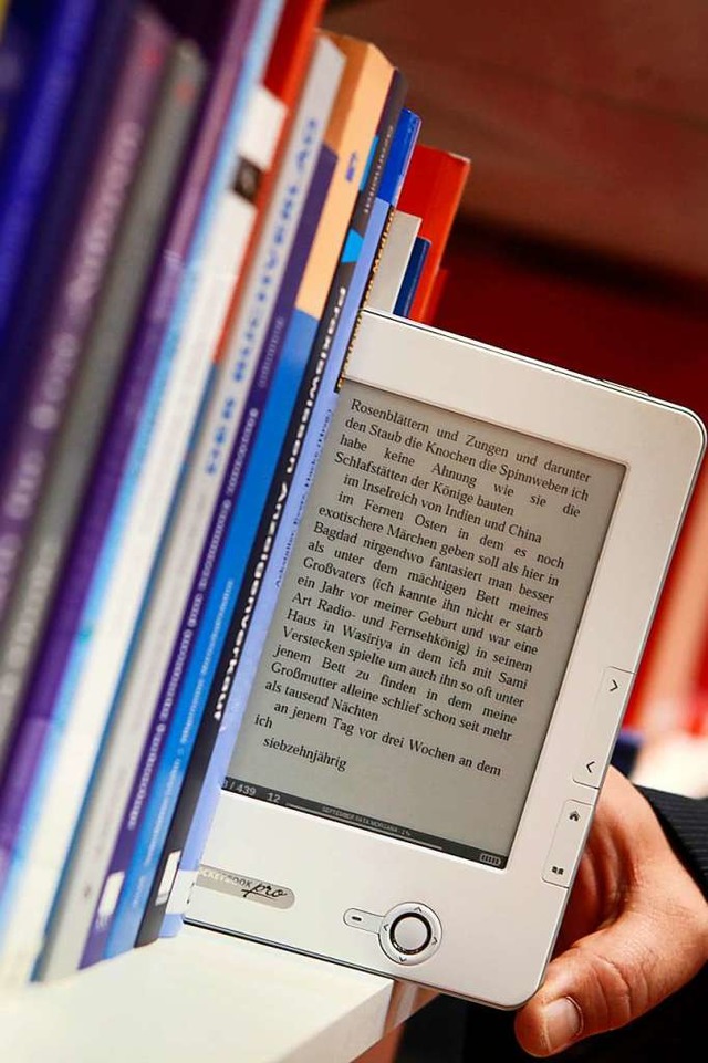 Digitales Lesen ergnzt das Angebot der Stadtbibliothek.  | Foto: dpa