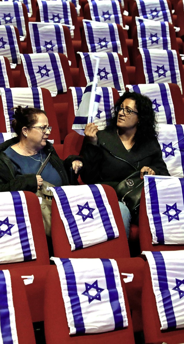 Zwei Frauen warten, bis die Veranstaltung von Blau-Wei beginnt.  | Foto: AFP