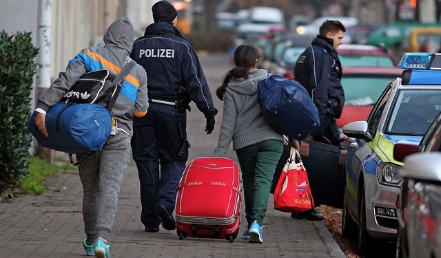 Deutsche Verwaltungsgerichte mssen ge...der Flchtling berstellt werden soll.  | Foto: dpa