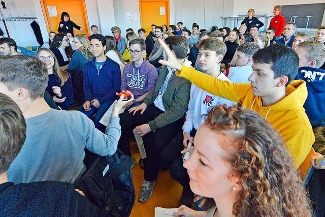 Schüler diskutieren in Freiburg mit Gemeinderatskandidaten