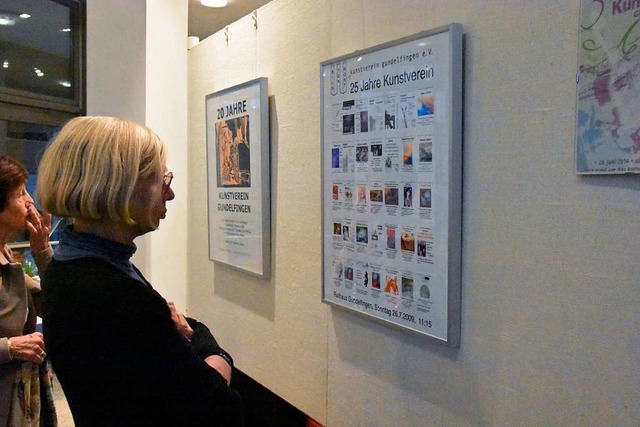 Der Kunstverein zeigt im Rathausfoyer Plakate.  | Foto: Andrea Steinhart