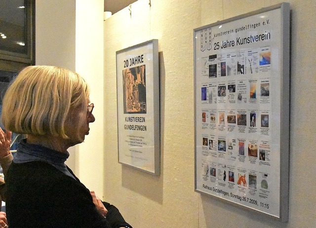 Der Kunstverein zeigt im Rathausfoyer Plakate.   | Foto: Andrea Steinhart