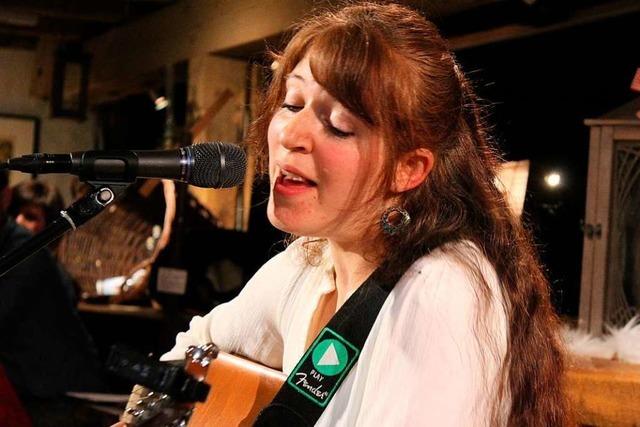 Liedermacherin Theresa Dold feierte beim Konzert in Buchenbach ein Heimspiel