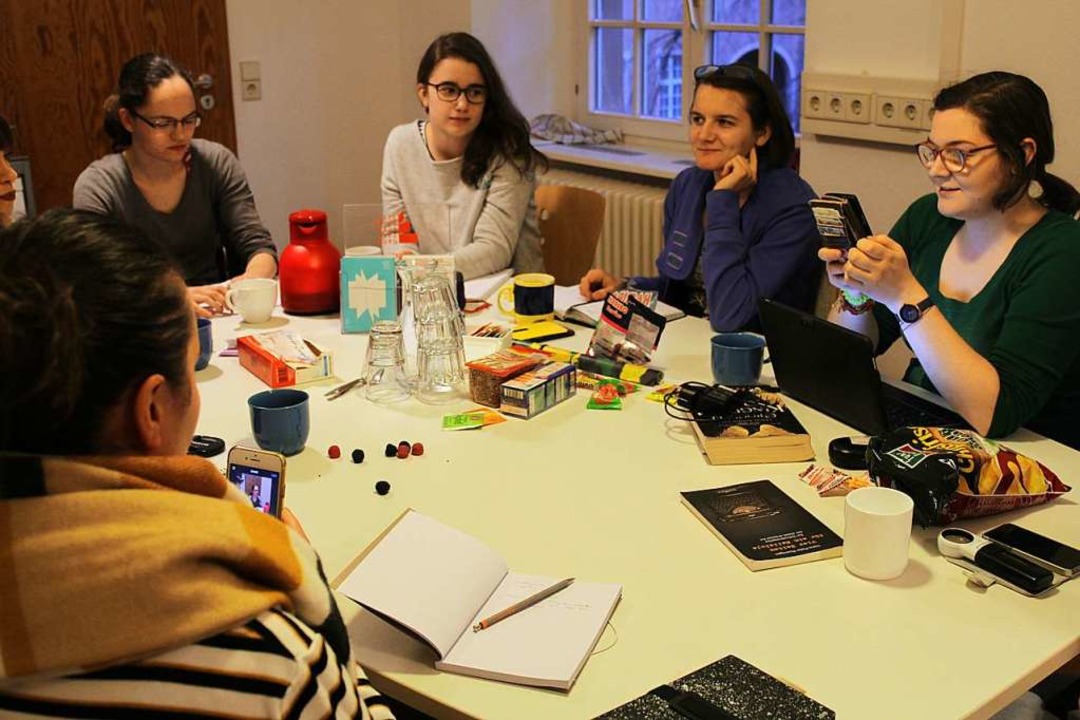 Einmal im Monat wird bers Lesen geplaudert.  | Foto: Lisa Petrich