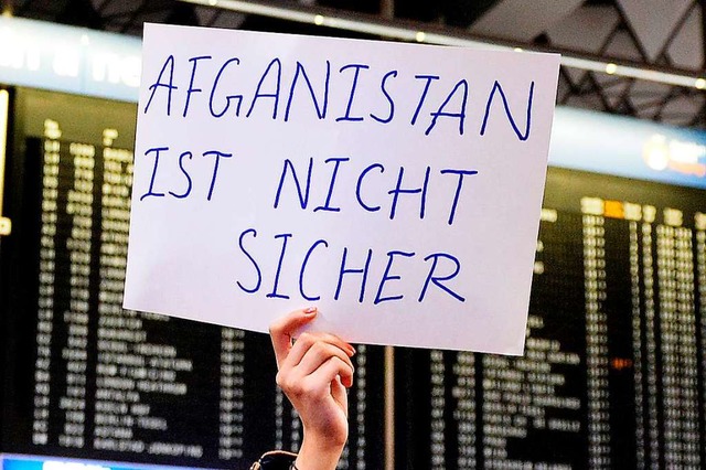 Protest  gegen eine geplante Abschiebung  am Frankfurter Flughafen  | Foto: dpa