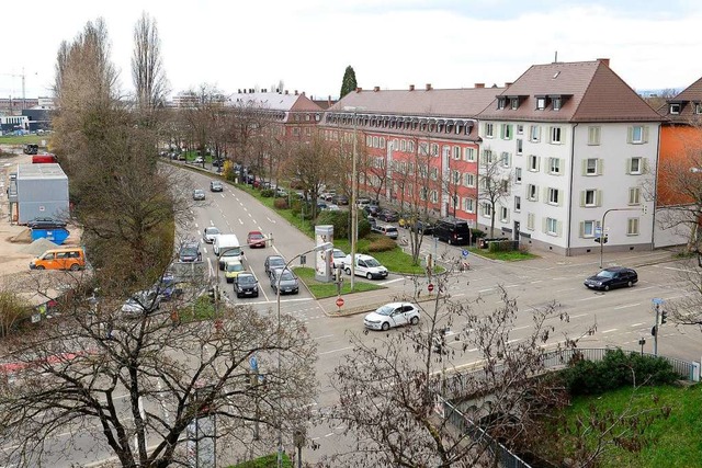 Die (auf dem Bild von oben kommende) I...hluss Freiburgs nach Norden herstellt.  | Foto: Ingo Schneider