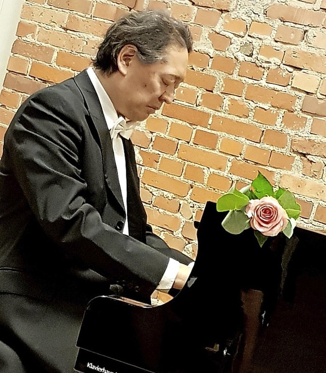 Maki Kobayashi spielt in Umkirch Beethoven.   | Foto: Steckmeister