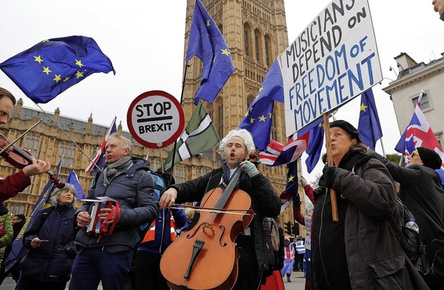 Brexit-Gegner demonstrieren in London:...Austritt Grobritanniens aufgeschoben?  | Foto: AFP