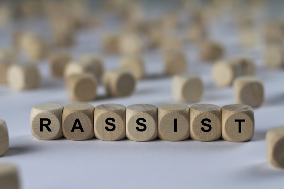 Rassismus ist auch in Freiburg ein Thema  | Foto: domoskanonos / adobe.com