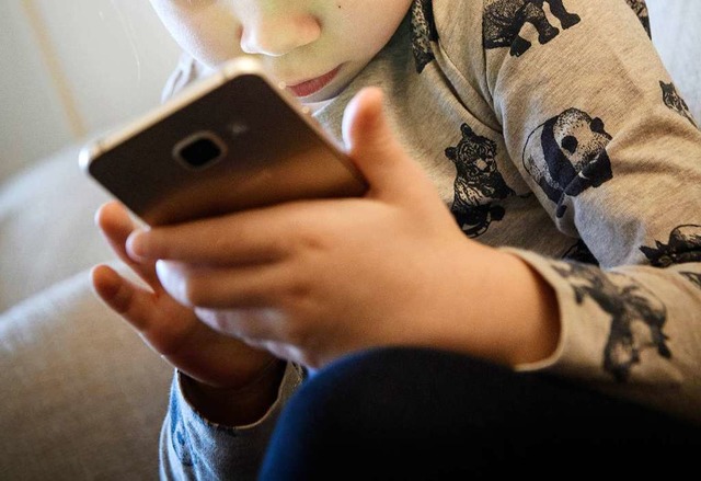 Was macht es mit Kindern, wenn sie frh Smartphones nutzen? (Symbolbild)  | Foto: dpa